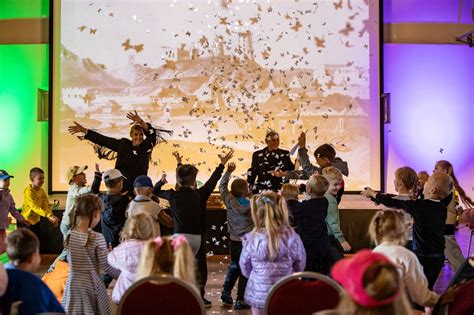 Vaikai, demonstruojantys talentus scenoje