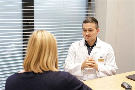 Nuotrauka: Gydytojas konsultuoja besilaukiančią moterį