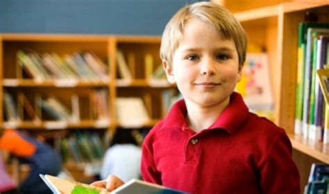 vaikas su knyga ir žaislais