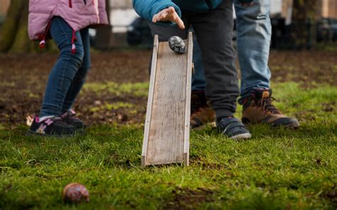 Margučių ridenimas nuo kalnelio