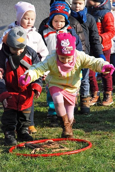 Vaikai neša margutį šaukšte
