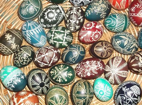 Įvairiai marginti Velykų kiaušiniai