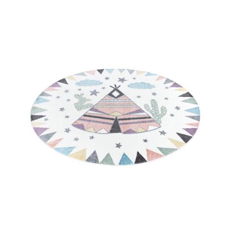 Spalvingas kilimas ir daiktadėžės vaikų žaidimų zonoje