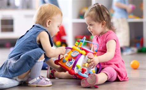 vaikas žaidžia su sensoriniu žaislu