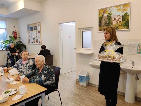 Darbuotojų komanda, teikianti pagalbą senelių globos namuose