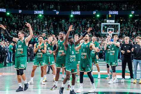 Zaire'as Wade'as žaidžia krepšinį