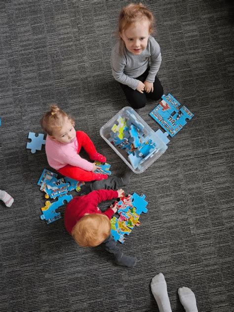 Vaiko priežiūra, auklė su vaikais