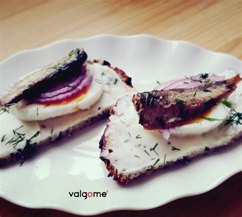 Nuotrauka su įdarytais kiaušiniais su šprotais