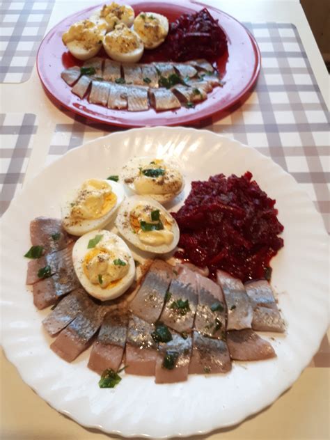 Nuotrauka su marmuriniais, burokėlių sultimis dažytais kiaušiniais