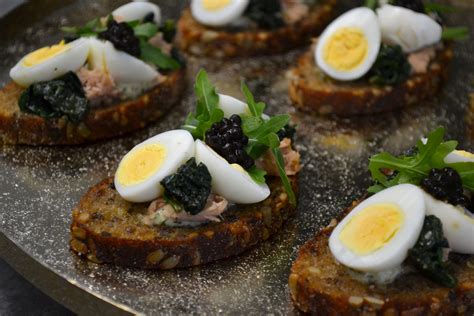 Nuotrauka su įdarytais kiaušiniais apibarstytais traškiais duonos trupiniais