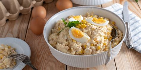 Salotos su silke, bananais ir kiaušiniais