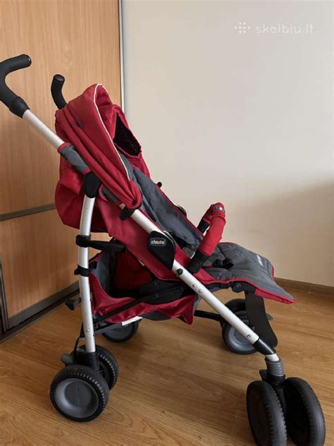 Vaikiškas vežimėlis ant tilto