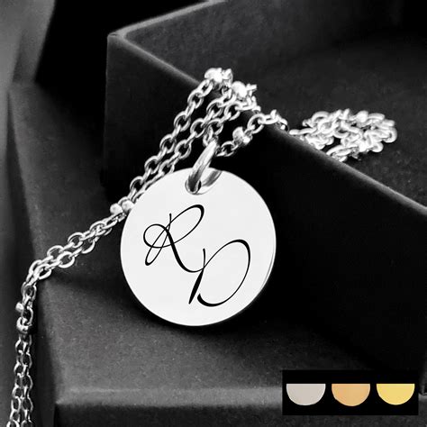 Papuošalai su vaikų inicialais