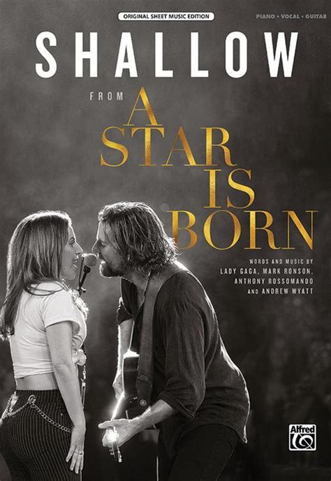 Lady Gaga atlieka dainą 