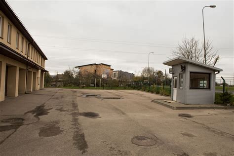 Vaizdas iš Nepilnamečių tardymo izoliatoriaus-pataisos namų kiemo