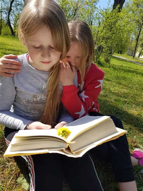 Vaikai skaito pasaką