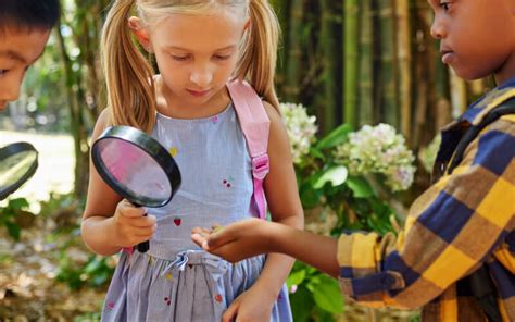 Vaikai stebi gamtą