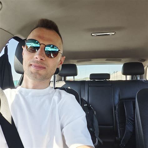 Martynas Samsonas prie automobilio