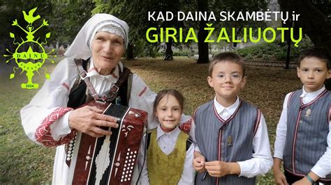 Vaikai ir suaugusieji supasi Velykų šventėje