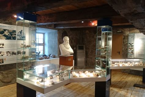 Vaclovas Intas prie akmenų muziejaus