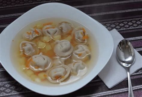 vaikas padeda gaminti koldūnus