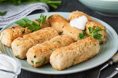 Vaikas ragauja sūrį