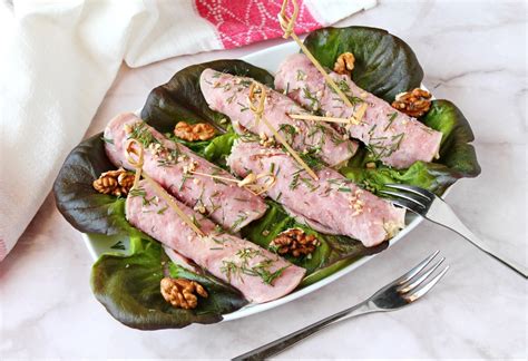 Sūrio lėkštė su vaisiais ir riešutais