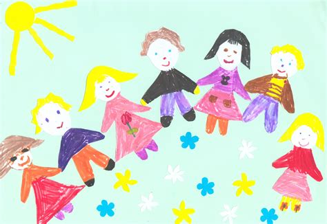 Vaiko ranka piešia smėlyje