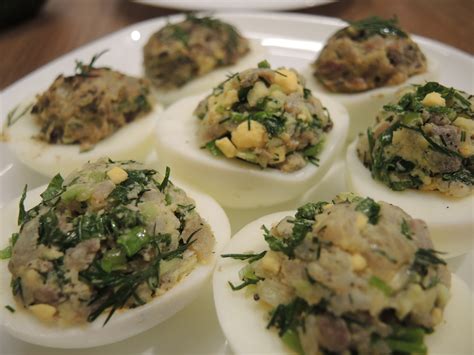 Įdaryti kiaušiniai ant šventinio stalo