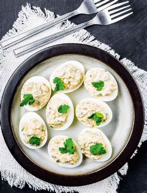 Įdaryti kiaušiniai su silkių filė ir žalumynais