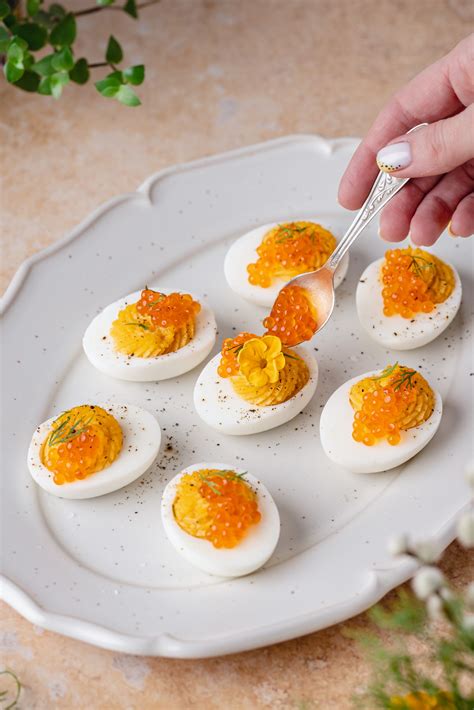 Burgundiški įdaryti kiaušiniai su ikrais