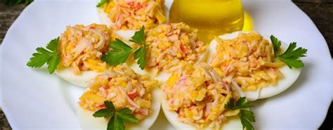 Įdaryti kiaušiniai su krabų lazdelėmis ir sūriu