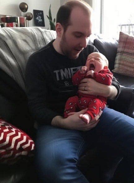 Vyras, prižiūrintis kūdikį