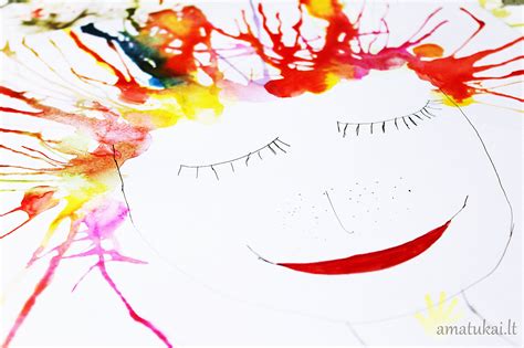 Vaikai piešia ant didelio popieriaus lauke