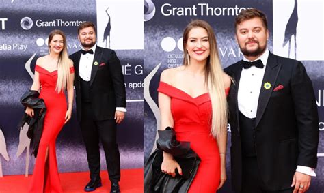 Dainotas Varnas atlieka dainą