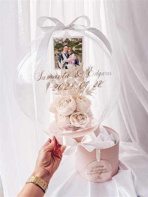 Simbolinė nuotrauka: rankos, laikanti rūpestingai