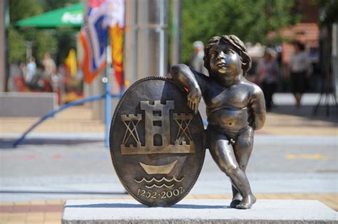 Mergaite su laivu ant upes