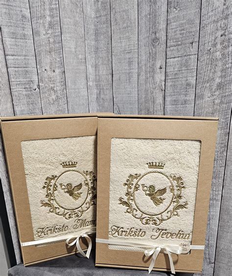 Įvairių audinių pavyzdžiai krikšto drabužiams