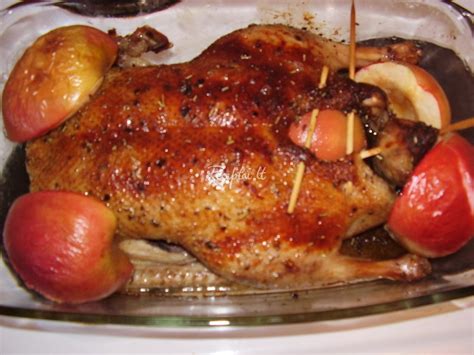 Kepta žąsis su obuoliais ir slyvomis