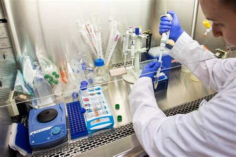 Mokslininkų grupė, dirbanti laboratorijoje