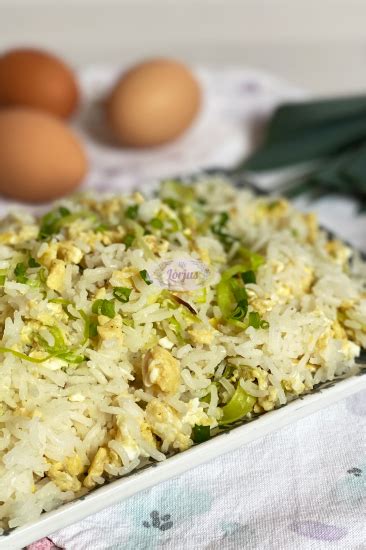 paruošti kepti ryžiai su kiaušiniais