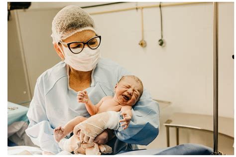 Medicininė iliustracija, vaizduojanti cezario pjūvio operaciją